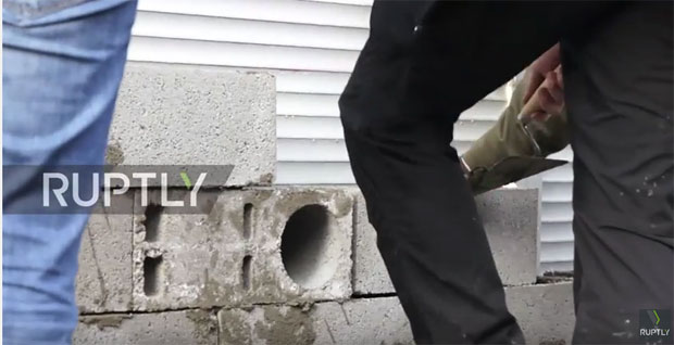 Украјинци зазидали руску банку (ВИДЕО)